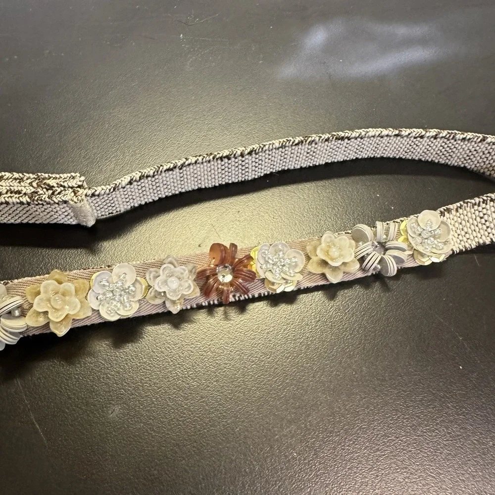 LOFT Belt Womens Small/Medium Beaded Flowers Metallic Stretch Snap‎ neutrals